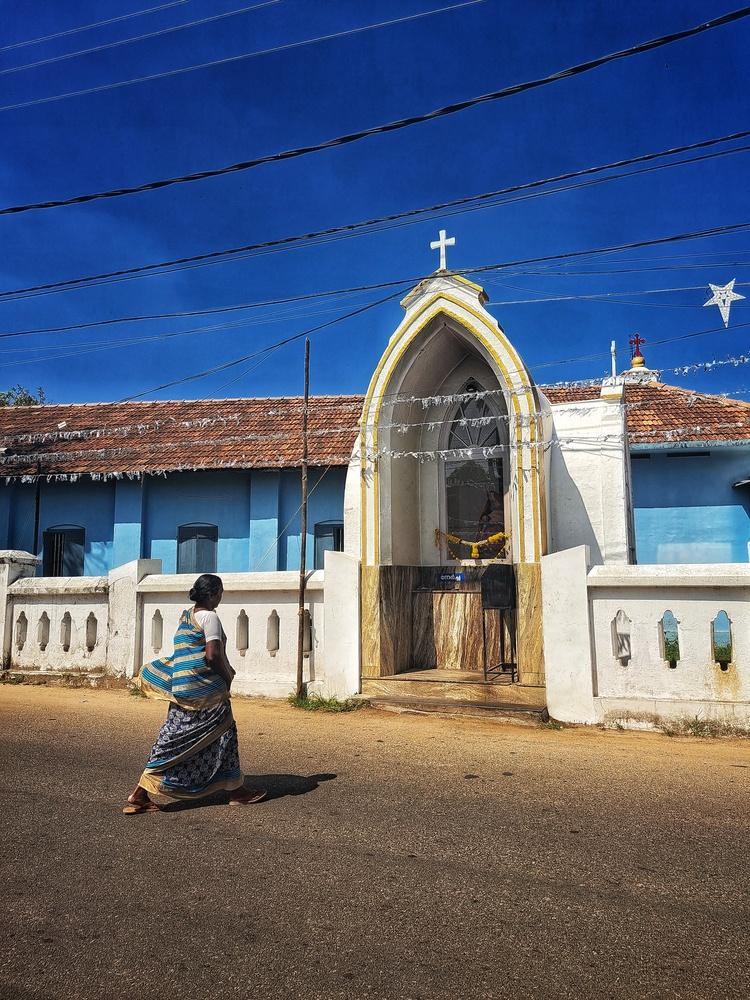 kollam-chiesa-donna-sari-india-giovannacirce